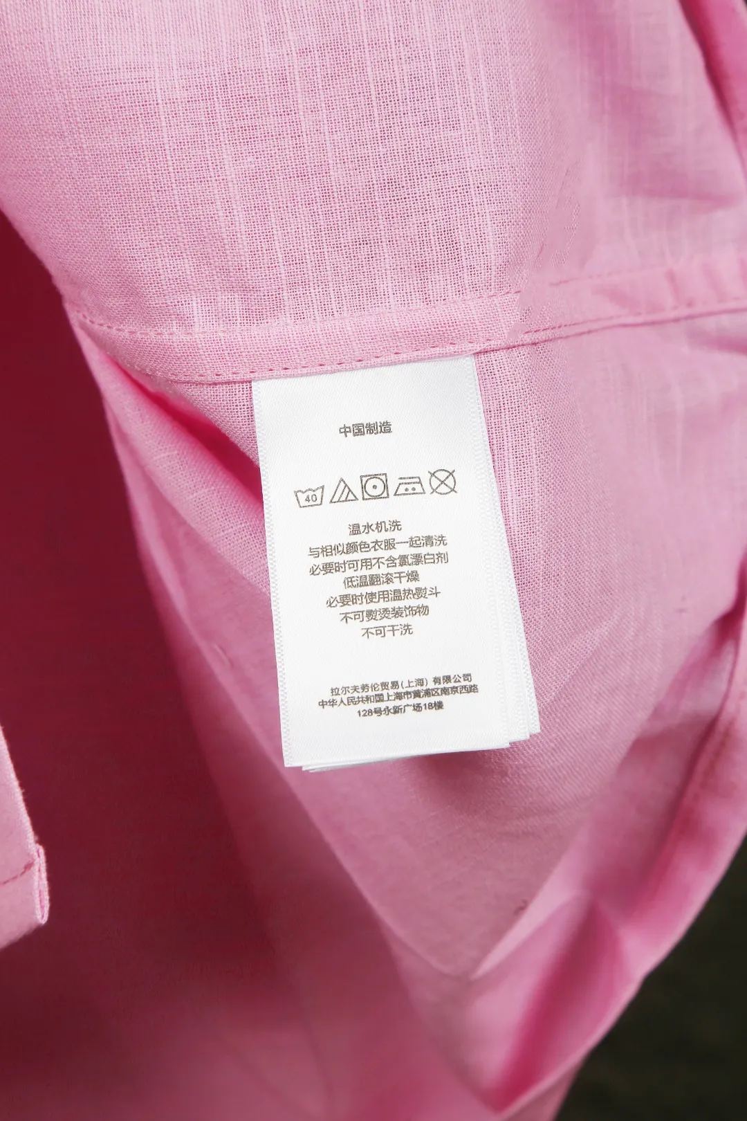 P230 Actual photo [High-end quality] Style number: 25055# Color: Navy blue/off-white/ice blue/light pink/chicken yellow/khaki Size: S to XL - Ralph Lauren/Ralph Lauren 25SS Summer popular high-quality old money style Cuban collar pocket style short-sleeved linen couple shirt - ingeniously restored 95% cotton blended bamboo linen, pre-washed, tight and soft texture ✅ - 100% restored workmanship Complete professional shirt with embedded clips in bifurcated sleeves, top button earrings ✅ - Custom dyed original pearlescent white buttons with different sizes ✅ - Special shaped chiffon foil inside the collar door tube, which is not easy to deform and pull ✅ - Ralph Lauren/linen pocket style short-sleeved shirt. It is different from the classic style and has a niche style. It perfectly combines comfort and high-end. An indispensable piece in summer. It is both cool and textured. It is the king of ins style with every snap. It can be used for commuting and vacationing. There’s no pressure to switch between different styles, and the classics never go out of style.